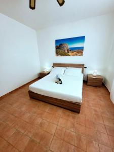 ein Schlafzimmer mit einem Bett, auf dem eine Katze liegt in der Unterkunft Villetta Privata in Salento a 15minuti da Gallipoli in Casarano