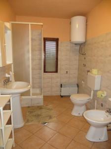 フジネにあるApartment Irenaのトイレと洗面台付きのバスルーム +38枚の写真