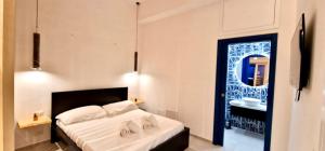 um quarto com uma cama com duas toalhas em SUITE LUCIA em Capri