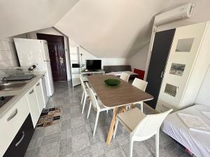 cocina y comedor con mesa y sillas en Apartments Sanda 2, en Promajna