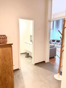 een woonkamer met een deur naar een kamer met een bank bij European Comission Beautiful Studio in Brussel