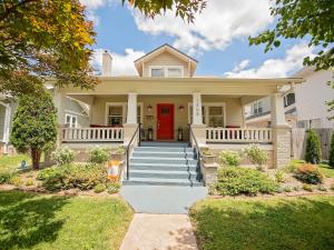 uma casa com uma porta vermelha e escadas em The Cherry St House/Great amenities/near MSU em Springfield