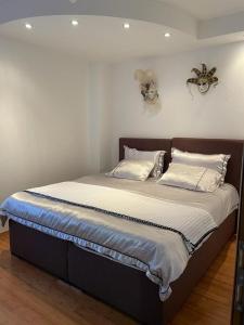 Un pat sau paturi într-o cameră la Riverside Villa