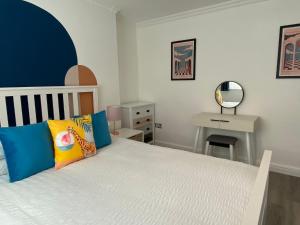 una camera con letto, scrivania e specchio di Kemptown Courtyard Apartment a Brighton & Hove