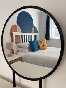 uno specchio di fronte a una camera con letto di Kemptown Courtyard Apartment a Brighton & Hove