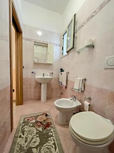 ein Bad mit einem WC und einem Waschbecken in der Unterkunft B&B La Perla in Castro di Lecce