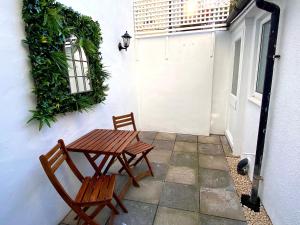 ブライトン＆ホーブにあるKemptown Courtyard Apartmentのパティオ(テーブル、椅子2脚付)