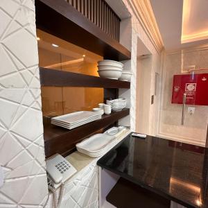 una cucina con banconi e elettrodomestici in bianco e nero di La Vie Boutique Hotel a Wadi Musa