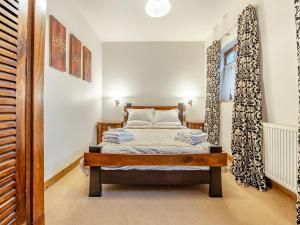 a bedroom with a bed and a window at The Stables - Uk44515 in North Thoresby