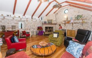 een woonkamer met meubels en een stenen muur bij Awesome Home In Dicmo With Wifi in Osoje
