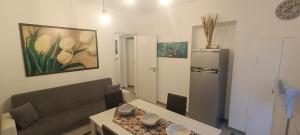 een woonkamer met een bank en een koelkast bij Appartamento Montibò in Villanova dʼAsti