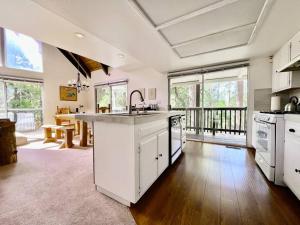 een grote keuken met witte kasten en een groot eiland bij Family Friendly A Frame, Pets stay Free! in Lake Arrowhead +7 foto's