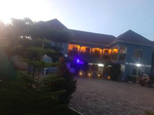 ein Haus mit blauem Licht auf einer Straße in der Unterkunft Starnford Hotel in Njara