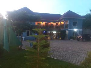un pequeño pino frente a una casa en Starnford Hotel, en Njara