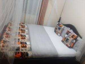 ein Bett mit zwei Kissen darüber in der Unterkunft Starnford Hotel in Njara
