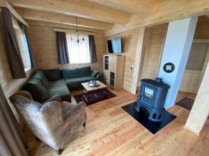 uma vista superior de uma sala de estar com um fogão em Chalet Montana Royal XL Koralpe em Hartelsberg