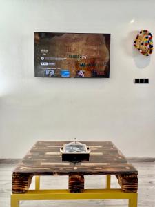 uma mesa de centro em frente a uma televisão na parede em Cozy luxurious studio with high end amenities em Fez