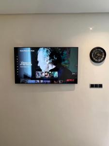 uma televisão de ecrã plano pendurada numa parede em Cozy luxurious studio with high end amenities em Fez