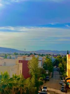 uma vista para uma cidade com carros estacionados numa rua em Cozy luxurious studio with high end amenities em Fez