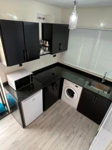 Kitchen o kitchenette sa Cozy luxurious studio with high end amenities