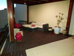 Zimmer mit einem Bett und einem Sofa auf einer Terrasse in der Unterkunft Casa da Palmeira in Sesimbra