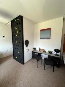 ein Hotelzimmer mit einer Kletterwand und einem Schlafzimmer in der Unterkunft Mieszkanko in Gryfów Śląski