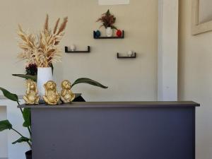 a table with two gold figurines on top of it at Thalassa Rooms in Avola