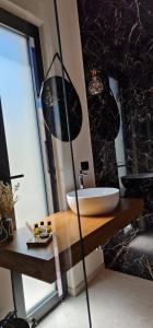 uma casa de banho com um lavatório num balcão de madeira em Thalassa Rooms em Avola