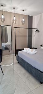 um quarto com uma cama e um espelho em Thalassa Rooms em Avola