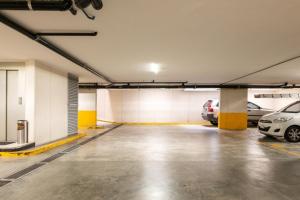 un estacionamiento vacío con coches aparcados en él en Mi casa, en la zona más exclusiva de México, en Ciudad de México