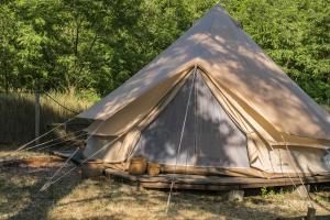 una tienda sentada en el césped en un campo en MAZANKA ecocamping en Soshnikov