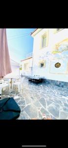 - un bâtiment avec une terrasse dotée d'une table et de bancs dans l'établissement Exclusive Villa Larnaca - 8 plus sleeps - 2 min from BEACH - Big Private Pool, à Pýla