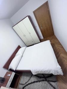 1 dormitorio con 1 cama con cabecero de madera en Apartman Josip, en Solin