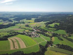 uma vista aérea de uma aldeia num campo verde em Bayerischer Wald - Balbersdorf em Waffenbrunn
