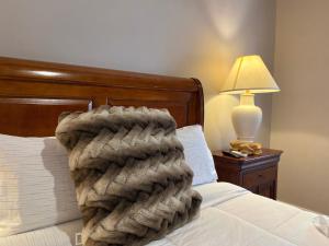 - une chambre avec un lit et une couverture dans l'établissement Tierra Mia Hacienda Ruta del Vino, à Valle de Guadalupe