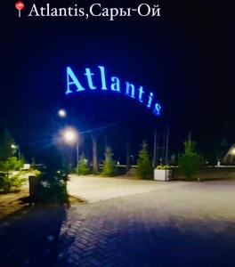 Znak z napisem atantis w nocy w obiekcie Apartment, Центр Отдыха Atlantis, Сары-Ой, 1-й этаж w mieście Chon-Sary-Oy
