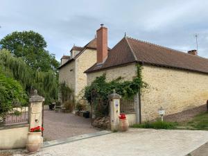 dom z bramą przed nim w obiekcie Moulin Le Fleurie w mieście Charenton-du-Cher