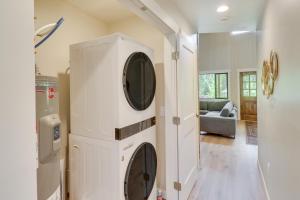 uma máquina de lavar e secar roupa numa sala de estar em Beautiful Lakeside Cabin with Mountain View, Hot Tub em Lakeside