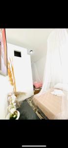 una camera con letto e zanzariera di Exclusive Villa Larnaca - 8 plus sleeps - 2 min from BEACH - Big Private Pool a Pyla
