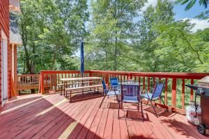 una terraza con 2 sillas y un banco en ella en Secluded Alabama Retreat - Lewis Smith Lake Access 