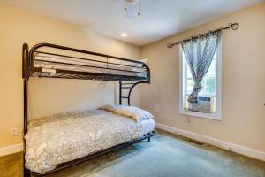 1 dormitorio con litera y ventana en Secluded Alabama Retreat - Lewis Smith Lake Access 