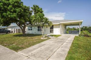 una casa con una palmera y un camino de entrada en Port Charlotte Home with Sunroom, Grill and Fire Pit!, en Port Charlotte