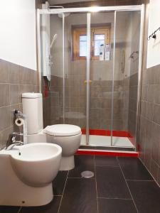 A bathroom at Preciosa casa grande con patio en Sevilla 8PAX