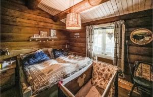 1 dormitorio con 1 cama en una cabaña de madera en 4 Bedroom Amazing Home In Nord-torpa, en Nord Torpa