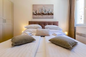 Un pat sau paturi într-o cameră la Campanula apartment with balcony