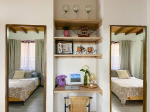 a room with two beds and a desk with a computer at Cabañas con jacuzzi y chimenea - Casa Floral, Marinilla in Marinilla