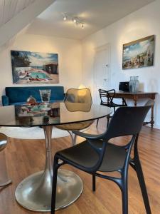 einen Esstisch und Stühle im Wohnzimmer in der Unterkunft Joli appartement au cœur du village in Saint-Briac-sur-Mer