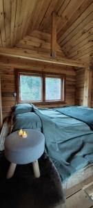 本赫沃的住宿－Unique off-grid cabin in raw nature: Bucephalus，一间卧室配有一张带桌子的床