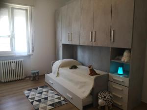 een slaapkamer met een bed met een kat erop bij Ai Quattro Ulivi in Peschiera del Garda