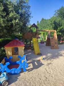un grupo de niños juegan en un parque infantil en Apartments Luka, en Rab